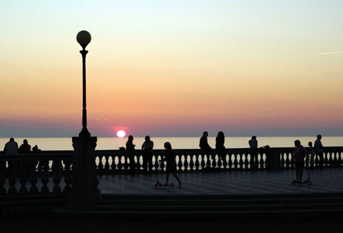 NAPLEMENTE A MASCAGNI TERASZON – FOTO: WWW.FOTOLIVORNO.NET NAPLEMENTE A MASCAGNI TERASZON – FOTO: WWW.FOTOLIVORNO.NET