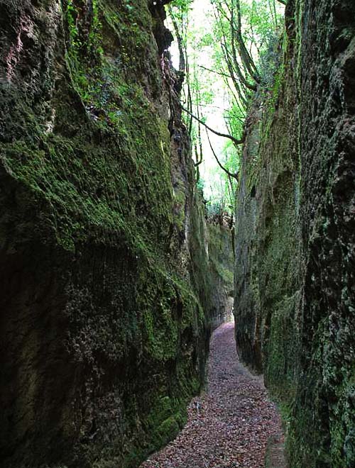 VIE CAVE – ETRUSZK UTAKON... VIE CAVE – ETRUSZK UTAKON...